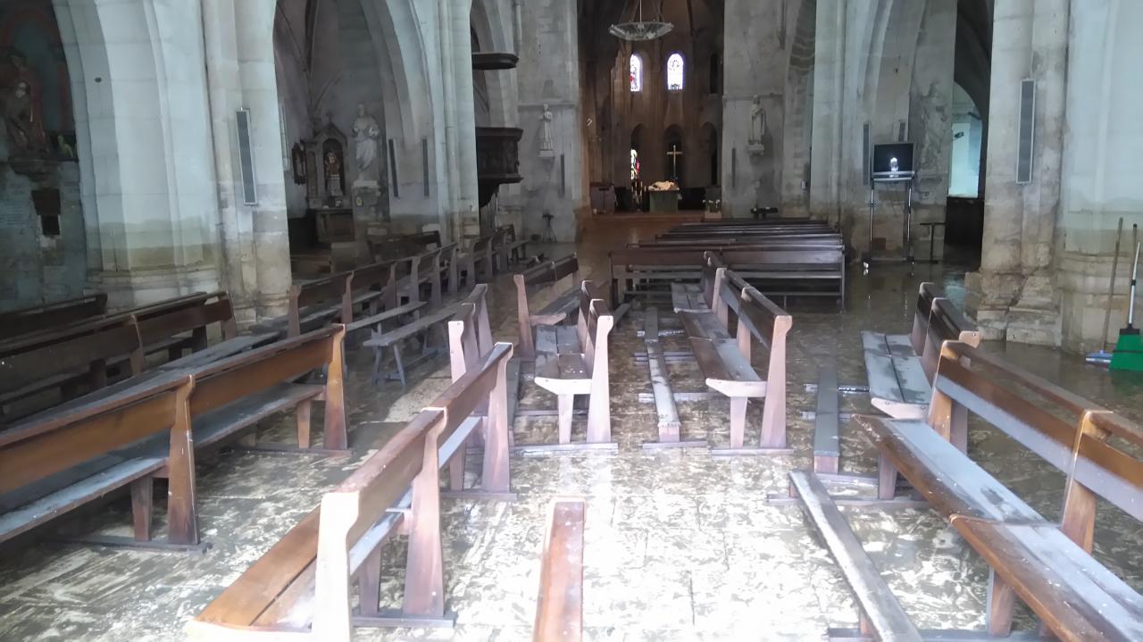 Les bancs évacués de l'église après les inondations