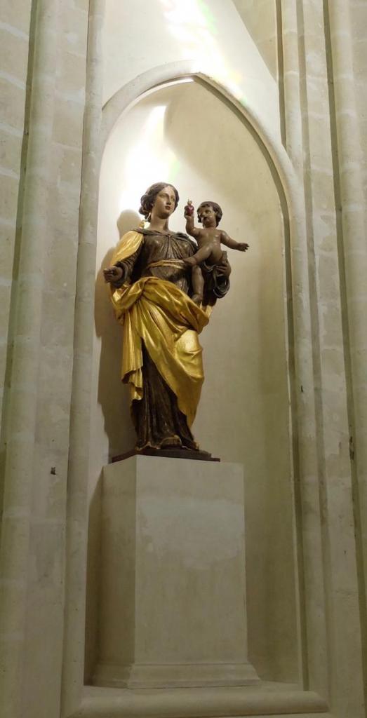 statue rénovée de la vierge dans le chœur